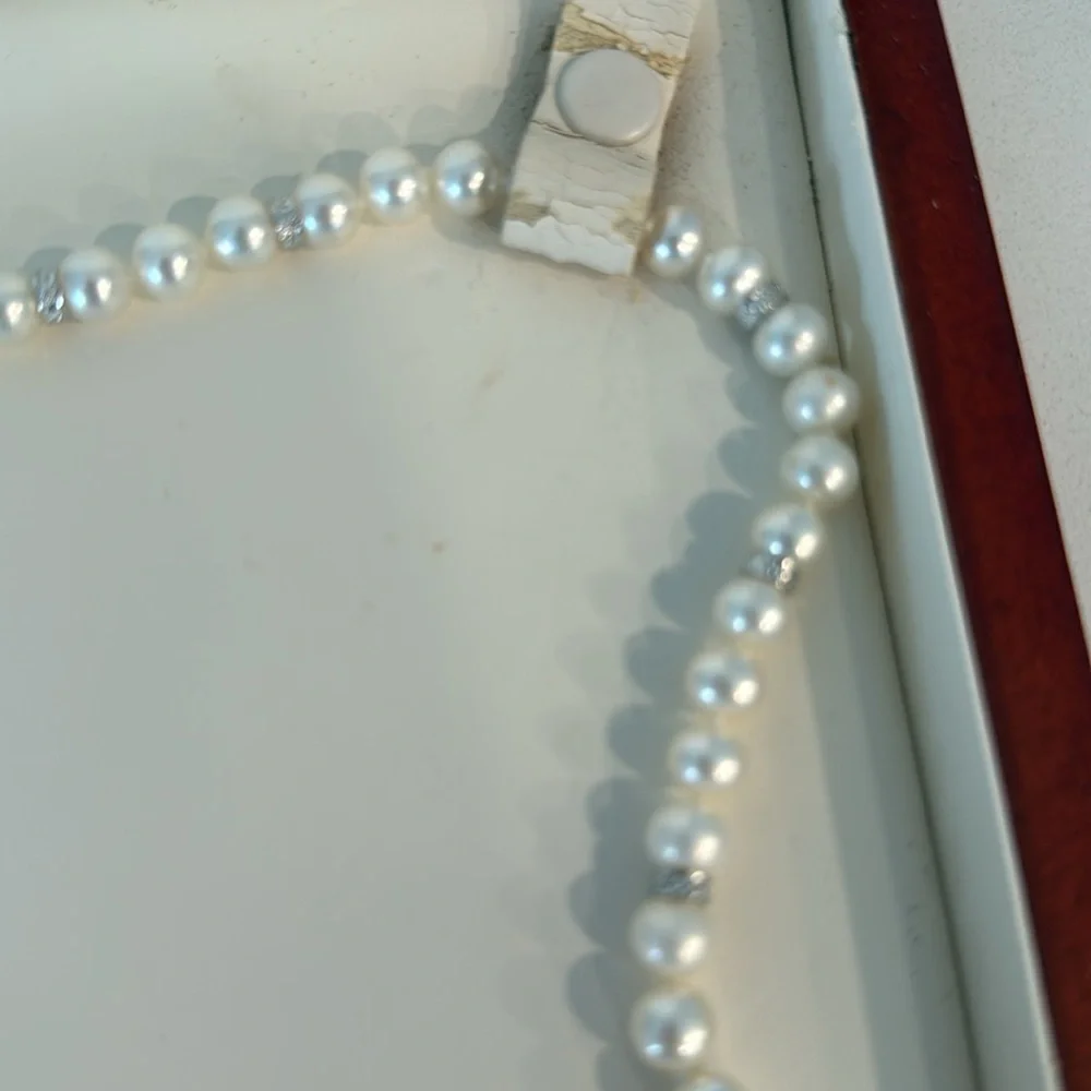 Vintage 20 inch high quality costume pearl necklace.
FINAL MARKDOWN. - Picture 6 of 11